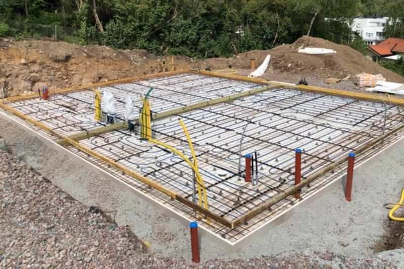 Armering & gjutning av husgrund på ojämnt underlag, Österhaninge Lyckebyn