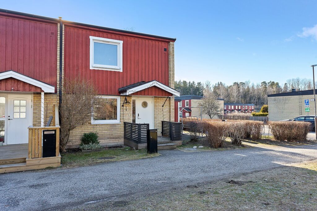 Renoverad Stenmur som körts över av traktor (gick på försäkring). Jordbro Strömslund