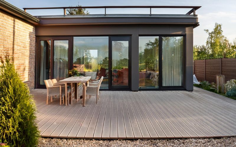 Utbyggnad av trädäck vid villa i Strömslund, Haninge