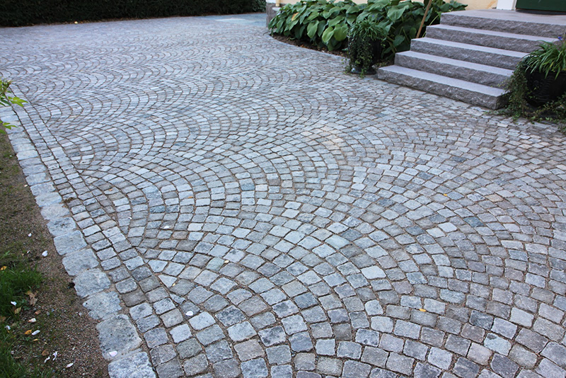 Stenläggning i trädgård. Kolbotten Dalarö